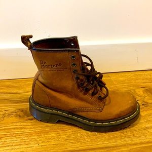 Size 3Y -equal to Women’s size 5. Dr. Martens. Like new condition.